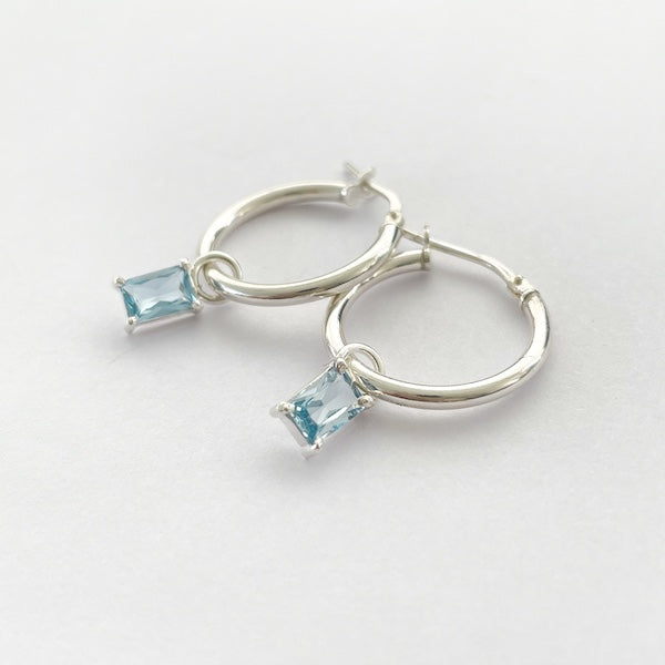 Argollas de Plata 950 y Engaste de Grifas Circón Baguette de Color