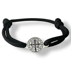 Pulsera Cruz San Benito de Plata con diseño de amuleto de protección y seguridad espiritual.