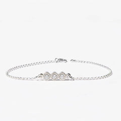 pulsera de plata con circones elegante y delicada con tres puntos de luz en el centro.