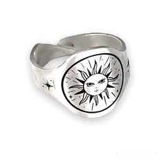 Anillo sello plano de plata con diseño de sol, elaborado en plata 950 con corte y grabado láser.