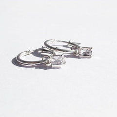 Argollas de Plata 950 y Engaste de Grifas Circón Baguette de Color - Unicus Joyas