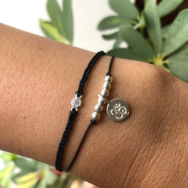 Pulsera Om Hilo Negro Plata